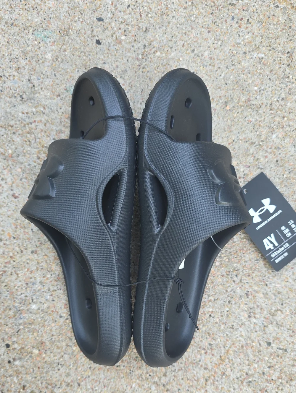 NWT Under Armour Black Locker V Slides Sandals Size 4 Youth
